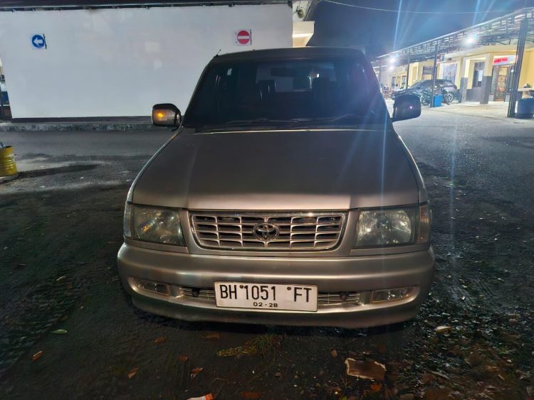Barang bukti satu unit mobil Toyota Kijang LGX warna silver dengan pelat nomor BH 1051 FT diamankan Satreskrim Polres Tebo usai menangkap dua pelaku penipuan dan penggelapan mobil di Desa Air Gemuruh, Kabupaten Bungo, Jumat (5/12/2025). (Dok. Humas)