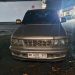 Barang bukti satu unit mobil Toyota Kijang LGX warna silver dengan pelat nomor BH 1051 FT diamankan Satreskrim Polres Tebo usai menangkap dua pelaku penipuan dan penggelapan mobil di Desa Air Gemuruh, Kabupaten Bungo, Jumat (5/12/2025). (Dok. Humas)