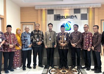 Direktur Utama Perumda Air Minum Tirta Mayang Dwike Riantara (tengah) bersama jajaran direksi dan perwakilan Pemerintah Kota Jambi usai penyerahan dividen laba tahun buku 2024 sebesar Rp5 miliar di Kantor Pusat Tirta Mayang, Kota Jambi, Jumat (6/12/2025). (Dok. Daus)