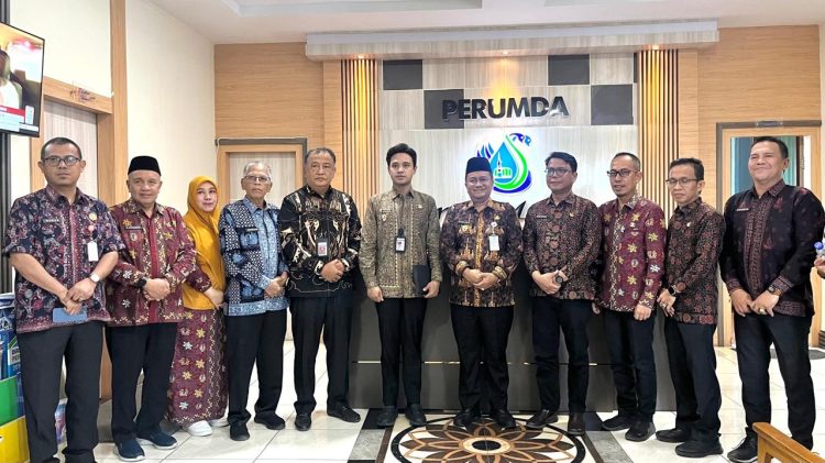 Direktur Utama Perumda Air Minum Tirta Mayang Dwike Riantara (tengah) bersama jajaran direksi dan perwakilan Pemerintah Kota Jambi usai penyerahan dividen laba tahun buku 2024 sebesar Rp5 miliar di Kantor Pusat Tirta Mayang, Kota Jambi, Jumat (6/12/2025). (Dok. Daus)