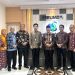 Direktur Utama Perumda Air Minum Tirta Mayang Dwike Riantara (tengah) bersama jajaran direksi dan perwakilan Pemerintah Kota Jambi usai penyerahan dividen laba tahun buku 2024 sebesar Rp5 miliar di Kantor Pusat Tirta Mayang, Kota Jambi, Jumat (6/12/2025). (Dok. Daus)