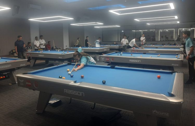 Sejumlah atlet mengikuti pertandingan Kejuaraan Provinsi (Kejurprov) Biliar Jambi 2025 di Black Hawk Biliar dan Cafe, Kota Jambi, Sabtu (6/12/2025). (Dok. Daus)