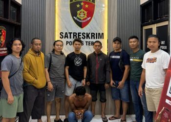 Pelaku pencurian sepeda motor yang diamankan Tim Resmob Satreskrim Polres Tebo beserta barang bukti di Mapolres Tebo, Minggu (6/12/2025). (Dok. Humas)