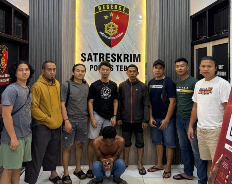 Pelaku pencurian sepeda motor yang diamankan Tim Resmob Satreskrim Polres Tebo beserta barang bukti di Mapolres Tebo, Minggu (6/12/2025). (Dok. Humas)
