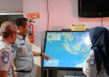 Petugas Jasa Raharja bersama Ditlantas Polda Sumatra Barat menyerahkan bantuan logistik kepada koordinator posko pengungsian Lubuk Minturun, Kota Padang, Jumat (5/12/2025) (Dok. humas JR Jambi)