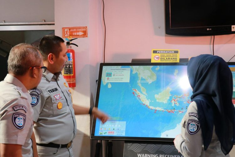 Petugas Jasa Raharja bersama Ditlantas Polda Sumatra Barat menyerahkan bantuan logistik kepada koordinator posko pengungsian Lubuk Minturun, Kota Padang, Jumat (5/12/2025) (Dok. humas JR Jambi)