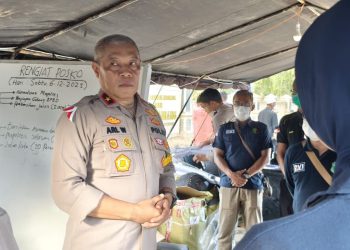 Tim kesehatan Polri memberikan pengarahan sebelum melakukan pelayanan medis bagi korban bencana di Aceh Tamiang, Sabtu (6/12/2025). (Dok. Humas Polri)