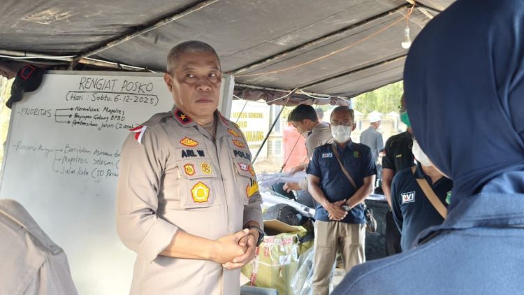 Tim kesehatan Polri memberikan pengarahan sebelum melakukan pelayanan medis bagi korban bencana di Aceh Tamiang, Sabtu (6/12/2025). (Dok. Humas Polri)