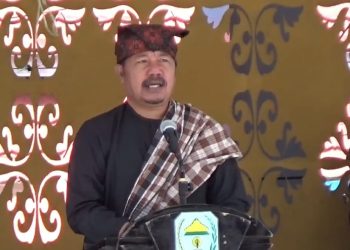 Bupati Kerinci Monadi menyampaikan sambutan saat menutup secara resmi Festival Budaya Kerinci 2025 di Dermaga Danau Kerinci, Sabtu (6/12/2025). (Dok Deko)