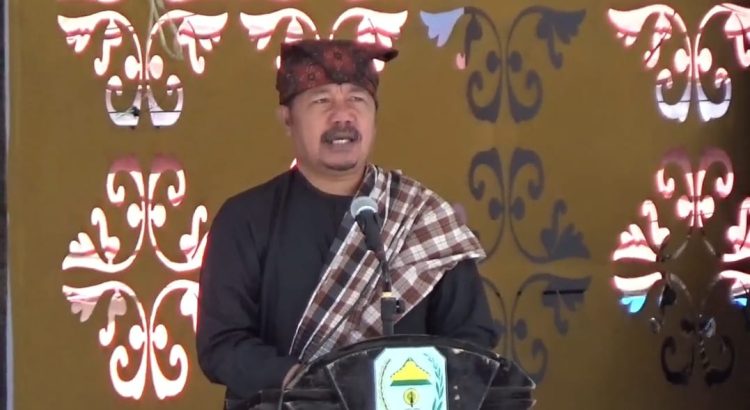 Bupati Kerinci Monadi menyampaikan sambutan saat menutup secara resmi Festival Budaya Kerinci 2025 di Dermaga Danau Kerinci, Sabtu (6/12/2025). (Dok Deko)