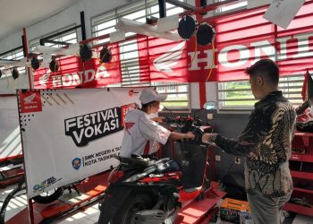 Seorang siswa SMK mitra binaan AHM mengikuti uji praktik sepeda motor pada gelaran Festival Vokasi Satu Hati (FeVoSH) 2026. (Dok Sisnen)