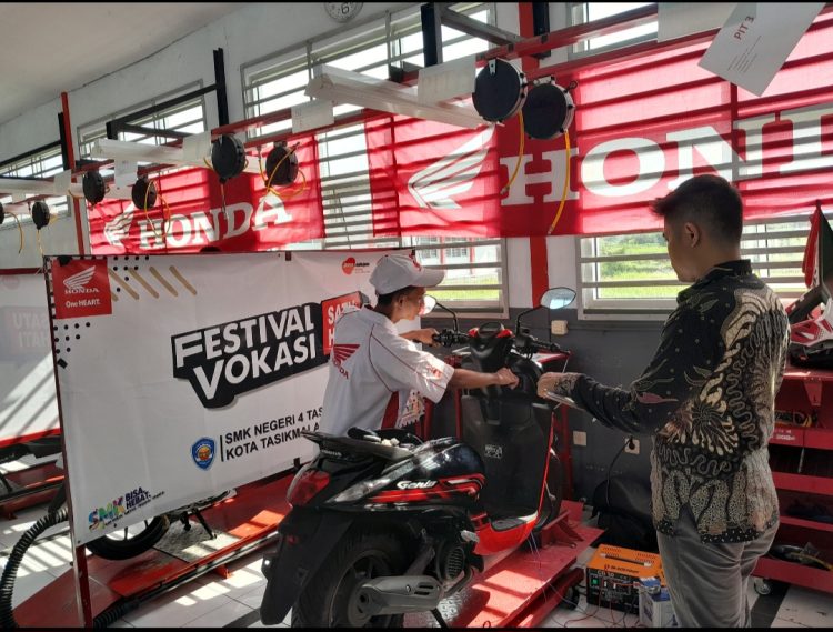 Seorang siswa SMK mitra binaan AHM mengikuti uji praktik sepeda motor pada gelaran Festival Vokasi Satu Hati (FeVoSH) 2026. (Dok Sisnen)