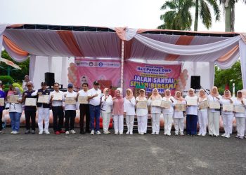 Sekda Provinsi Jambi Dr. H. Sudirman bersama Ketua DWP Provinsi Jambi Hj. Iin Kurniasih Sudirman dan jajaran OPD menyerahkan penghargaan pada rangkaian HUT ke-26 Dharma Wanita Persatuan di Halaman Kantor Bappeda Provinsi Jambi, Minggu (7/12/2025). (Dok. Daus)