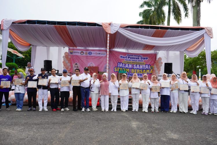 Sekda Provinsi Jambi Dr. H. Sudirman bersama Ketua DWP Provinsi Jambi Hj. Iin Kurniasih Sudirman dan jajaran OPD menyerahkan penghargaan pada rangkaian HUT ke-26 Dharma Wanita Persatuan di Halaman Kantor Bappeda Provinsi Jambi, Minggu (7/12/2025). (Dok. Daus)