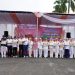 Sekda Provinsi Jambi Dr. H. Sudirman bersama Ketua DWP Provinsi Jambi Hj. Iin Kurniasih Sudirman dan jajaran OPD menyerahkan penghargaan pada rangkaian HUT ke-26 Dharma Wanita Persatuan di Halaman Kantor Bappeda Provinsi Jambi, Minggu (7/12/2025). (Dok. Daus)