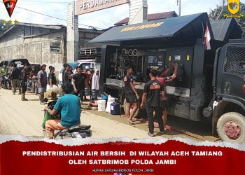 Personel Satbrimob Polda Jambi mendistribusikan air bersih menggunakan kendaraan Water Treatment kepada warga terdampak bencana di Aceh Tamiang, Minggu (7/12/2025). (Dok. Humas Brimob Polda Jambi)