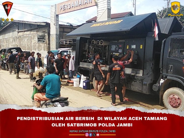 Personel Satbrimob Polda Jambi mendistribusikan air bersih menggunakan kendaraan Water Treatment kepada warga terdampak bencana di Aceh Tamiang, Minggu (7/12/2025). (Dok. Humas Brimob Polda Jambi)