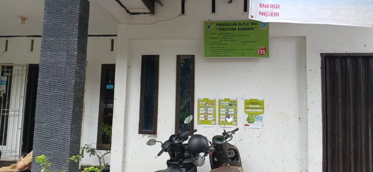 Suasana pangkalan elpiji 3 kilogram di Jalan Walisongo, Kelurahan Aur Kenali, Telanaipura, Jambi, yang tengah menjadi sorotan publik. (Dok. Stepanus)