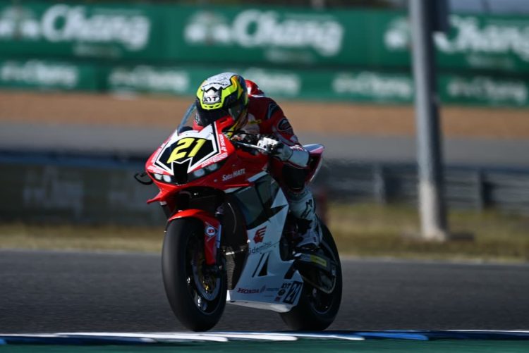 Pebalap Astra Honda Racing Team melaju di Chang International Circuit, Buriram, Thailand, pada putaran penutup ARRC 2025. (Dok. Sinsen)