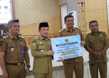 Gubernur Jambi Al Haris menyerahkan bantuan keuangan sebesar Rp920 juta kepada Pemerintah Kabupaten Tanjung Jabung Barat untuk korban kebakaran di Desa Sungai Dualap, Kecamatan Kuala Betara, Senin (8/12/2025) (Dok. Erit - Kominfo).