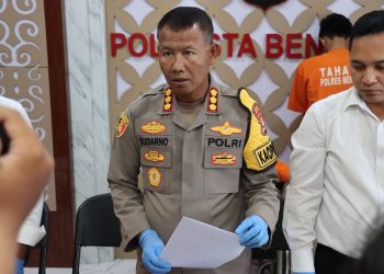 Kapolresta Bengkulu Kombes Pol Sudarno memberikan keterangan pers terkait pengungkapan kasus senjata api rakitan dan empat kilogram ganja di Polresta Bengkulu, Senin (8/12/2025). (Dok. Yola)