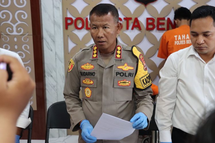 Kapolresta Bengkulu Kombes Pol Sudarno memberikan keterangan pers terkait pengungkapan kasus senjata api rakitan dan empat kilogram ganja di Polresta Bengkulu, Senin (8/12/2025). (Dok. Yola)