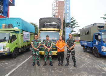 Personel Korem 042/Gapu bersama petugas Damkar Kota Jambi berfoto di depan armada pengangkut bantuan sosial sebelum diberangkatkan menuju wilayah terdampak bencana di Sumatera Barat, Selasa (9/11/2025). (Dok. Nahar)
