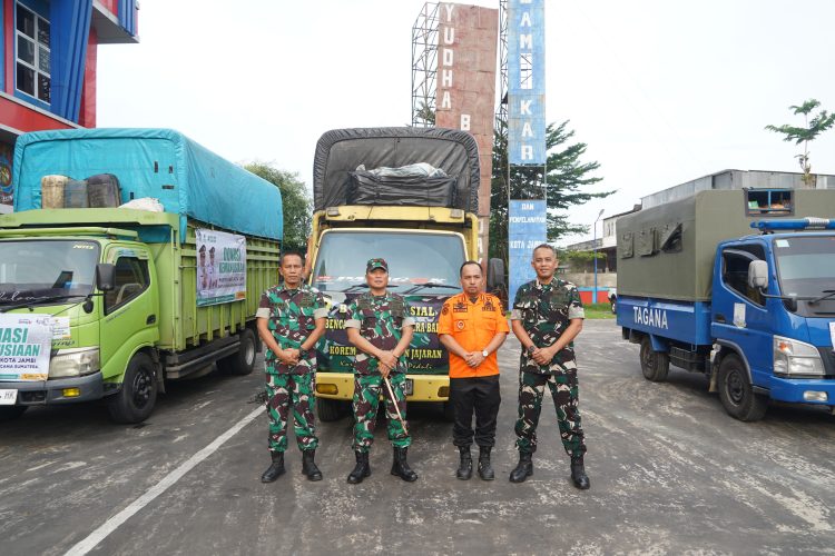 Personel Korem 042/Gapu bersama petugas Damkar Kota Jambi berfoto di depan armada pengangkut bantuan sosial sebelum diberangkatkan menuju wilayah terdampak bencana di Sumatera Barat, Selasa (9/11/2025). (Dok. Nahar)