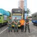 Personel Korem 042/Gapu bersama petugas Damkar Kota Jambi berfoto di depan armada pengangkut bantuan sosial sebelum diberangkatkan menuju wilayah terdampak bencana di Sumatera Barat, Selasa (9/11/2025). (Dok. Nahar)