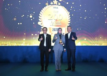 Plt. Direktur Utama Jasa Raharja Dewi Aryani Suzana menerima penghargaan The Next Future Leader 2025 dari Infobank Media Group di Hotel Shangri-La Jakarta, Senin (8/12/2025). (Dok. Jasa Raharja)