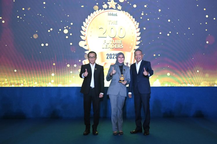 Plt. Direktur Utama Jasa Raharja Dewi Aryani Suzana menerima penghargaan The Next Future Leader 2025 dari Infobank Media Group di Hotel Shangri-La Jakarta, Senin (8/12/2025). (Dok. Jasa Raharja)