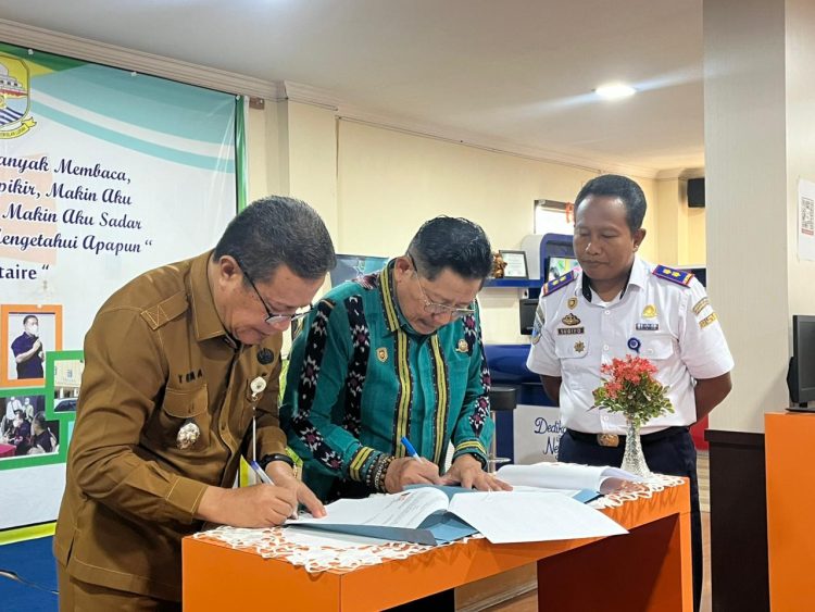 Kepala BPTD Kelas II Jambi Dr. Benny Nurdin Yusuf, M.H., bersama Kepala Dinas Perpustakaan dan Arsip Provinsi Jambi Tema Wisman, S.Pi., menandatangani nota kesepahaman pengembangan Pojok Baca di Terminal Alam Barajo, Jambi, Selasa (9/12/2025). (Foto: Daus)