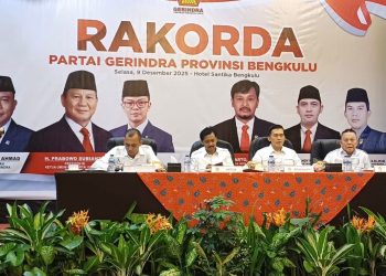 Ketua DPD Partai Gerindra Bengkulu H. Suharto bersama jajaran pengurus memimpin Rakorda di Hotel Santika Bengkulu, Selasa (9/12/2025) (Dok.Yola)