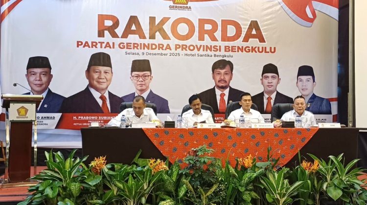 Ketua DPD Partai Gerindra Bengkulu H. Suharto bersama jajaran pengurus memimpin Rakorda di Hotel Santika Bengkulu, Selasa (9/12/2025) (Dok.Yola)