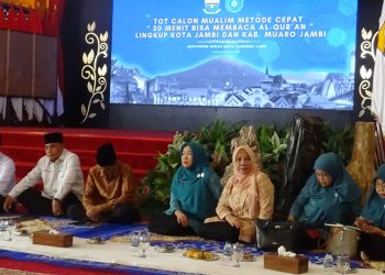 Ketua TP-PKK Provinsi Jambi Hj. Hesnidar Haris, S.E. (Hesti Haris) menghadiri kegiatan Training of Trainer (TOT) Calon Mualim Metode Cepat “30 Menit Bisa Membaca Al-Qur’an” untuk wilayah Kota Jambi dan Kabupaten Muaro Jambi, di Auditorium Rumah Dinas Gubernur Jambi, Selasa (9/12/2025). (Foto: Daus)