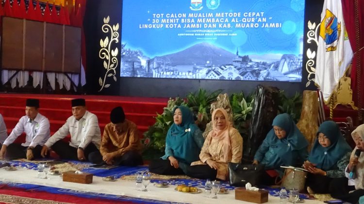 Ketua TP-PKK Provinsi Jambi Hj. Hesnidar Haris, S.E. (Hesti Haris) menghadiri kegiatan Training of Trainer (TOT) Calon Mualim Metode Cepat “30 Menit Bisa Membaca Al-Qur’an” untuk wilayah Kota Jambi dan Kabupaten Muaro Jambi, di Auditorium Rumah Dinas Gubernur Jambi, Selasa (9/12/2025). (Foto: Daus)