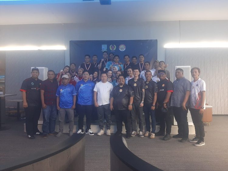 Para atlet dan panitia Kejurprov Biliar 2025 berfoto bersama seusai penutupan pertandingan di Black Hawk Biliar dan Café, Jelutung, Kota Jambi. (Dok. Daus)