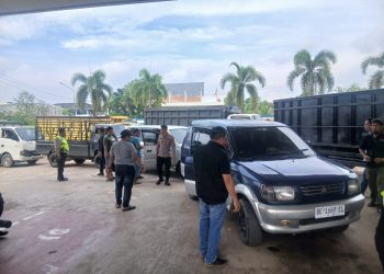 Polsek Kotabaru memeriksa sejumlah kendaraan yang diduga melakukan pelangsiran BBM subsidi saat penertiban di SPBU Pall 7, Kota Jambi, Sabtu (6/12/2025) (Dok. Nahar)