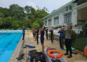Sejumlah siswa SMK Taruna Nusantara mengikuti sesi pemanasan sebelum latihan keselamatan air yang digelar Ditpolairud Polda Jambi di Kolam Renang Ratu, Selasa (10/12/2025). (Dok. nahar