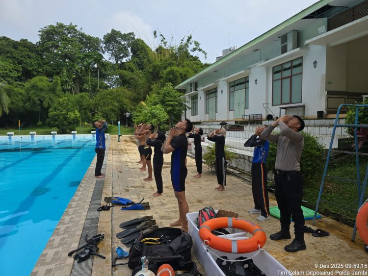 Sejumlah siswa SMK Taruna Nusantara mengikuti sesi pemanasan sebelum latihan keselamatan air yang digelar Ditpolairud Polda Jambi di Kolam Renang Ratu, Selasa (10/12/2025). (Dok. nahar