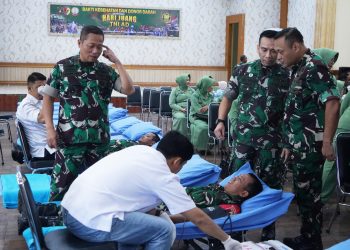 Prajurit Korem 042/Gapu mengikuti kegiatan donor darah dalam rangka Bakti Kesehatan Hari Juang TNI AD ke-80 di Aula Balai Garuda Putih, Makorem 042/Gapu, Jambi, Rabu (10/12/2025). (Dok. Nahar)