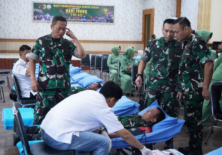 Prajurit Korem 042/Gapu mengikuti kegiatan donor darah dalam rangka Bakti Kesehatan Hari Juang TNI AD ke-80 di Aula Balai Garuda Putih, Makorem 042/Gapu, Jambi, Rabu (10/12/2025). (Dok. Nahar)