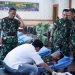 Prajurit Korem 042/Gapu mengikuti kegiatan donor darah dalam rangka Bakti Kesehatan Hari Juang TNI AD ke-80 di Aula Balai Garuda Putih, Makorem 042/Gapu, Jambi, Rabu (10/12/2025). (Dok. Nahar)