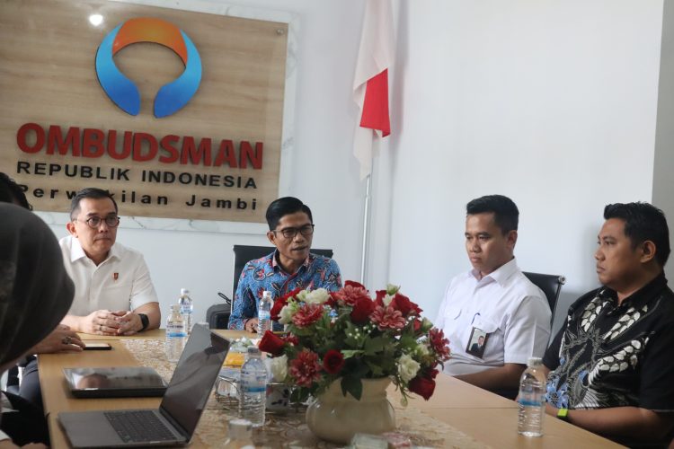 Brigjen Pol Irman Sugema bersama jajaran Lemdiklat Polri melakukan audiensi dengan Kepala Perwakilan Ombudsman RI Jambi, Saiful Roswandi, dalam rangka pengkajian pendidikan Bintara Polri, Rabu (10/12/2025). (Dok. Ombudsman Jambi) (Dok, Daus)