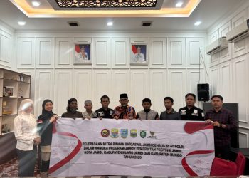 Sekretaris Daerah Provinsi Jambi, Dr. H. Sudirman, S.H., M.H., melepas keberangkatan empat warga binaan Satgaswil Jambi Densus 88 AT Polri untuk menjalankan ibadah umrah, di rumah dinas Sekda Jambi, Selasa (9/12/2025) malam. (Dok. Daus)