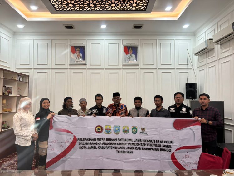 Sekretaris Daerah Provinsi Jambi, Dr. H. Sudirman, S.H., M.H., melepas keberangkatan empat warga binaan Satgaswil Jambi Densus 88 AT Polri untuk menjalankan ibadah umrah, di rumah dinas Sekda Jambi, Selasa (9/12/2025) malam. (Dok. Daus)