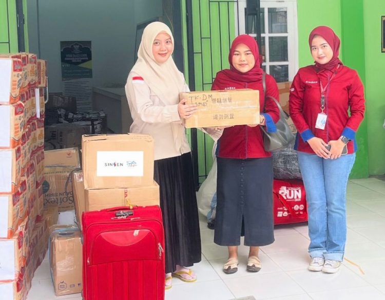 Perwakilan PT Sinar Sentosa Primatama menyerahkan bantuan tanggap darurat untuk korban bencana di Sumatra melalui koordinasi bersama Forum CSR Kota Jambi, Rabu (10/12/2025). (Dok. Daus)