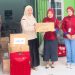 Perwakilan PT Sinar Sentosa Primatama menyerahkan bantuan tanggap darurat untuk korban bencana di Sumatra melalui koordinasi bersama Forum CSR Kota Jambi, Rabu (10/12/2025). (Dok. Daus)