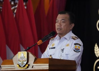 Gubernur Jambi Dr. H. Al Haris, S.Sos., M.H. menyampaikan sambutan pada acara Penyerahan Penghargaan Keselamatan dan Kesehatan Kerja (K3) Tahun 2025 di Auditorium Rumah Dinas Gubernur Jambi, Rabu (10/12/2025). (Dok. Daus)