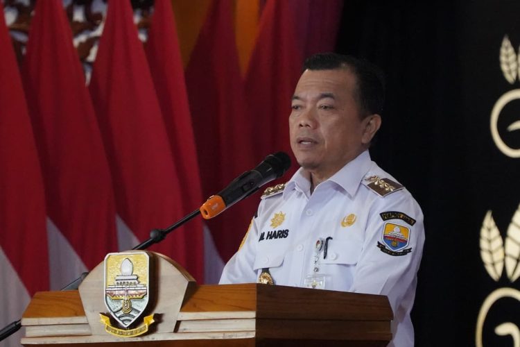 Gubernur Jambi Dr. H. Al Haris, S.Sos., M.H. menyampaikan sambutan pada acara Penyerahan Penghargaan Keselamatan dan Kesehatan Kerja (K3) Tahun 2025 di Auditorium Rumah Dinas Gubernur Jambi, Rabu (10/12/2025). (Dok. Daus)